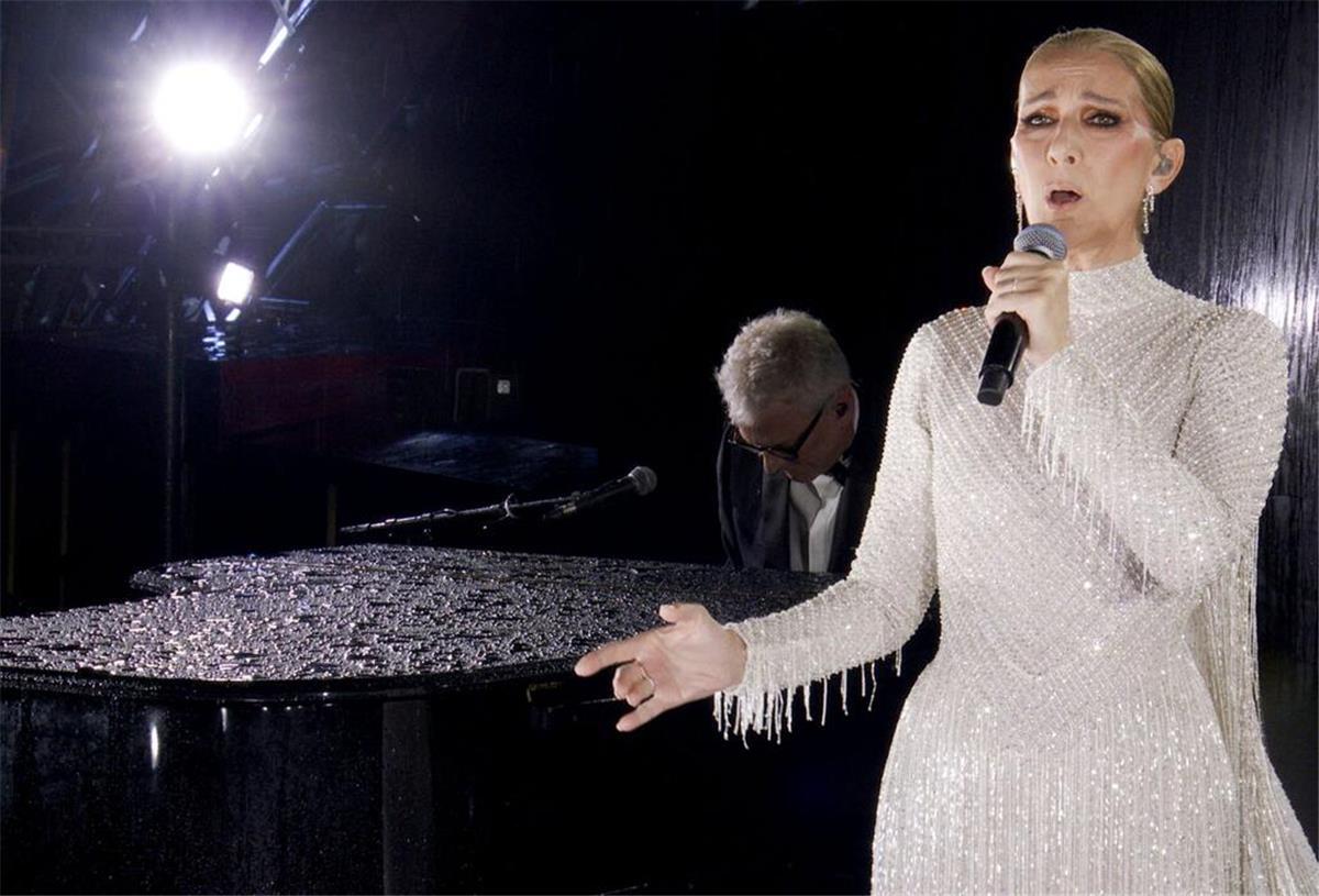 Weltbühne für Céline Dion - Star singt bei Olympia-Eröffnung Céline Dion feiert nach krankheitsbedingter Pause bei der Olympia-Eröffnungsfeier ihr Comeback