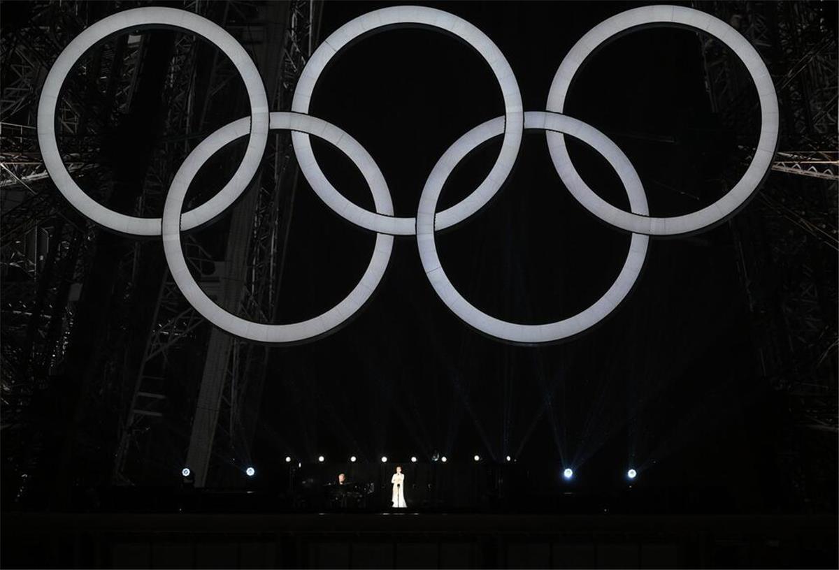 Weltbühne für Céline Dion - Star singt bei Olympia-Eröffnung Celine Dion feiert nach krankheitsbedingter Pause bei der Olympia-Eröffnungsfeier ihr Comeback