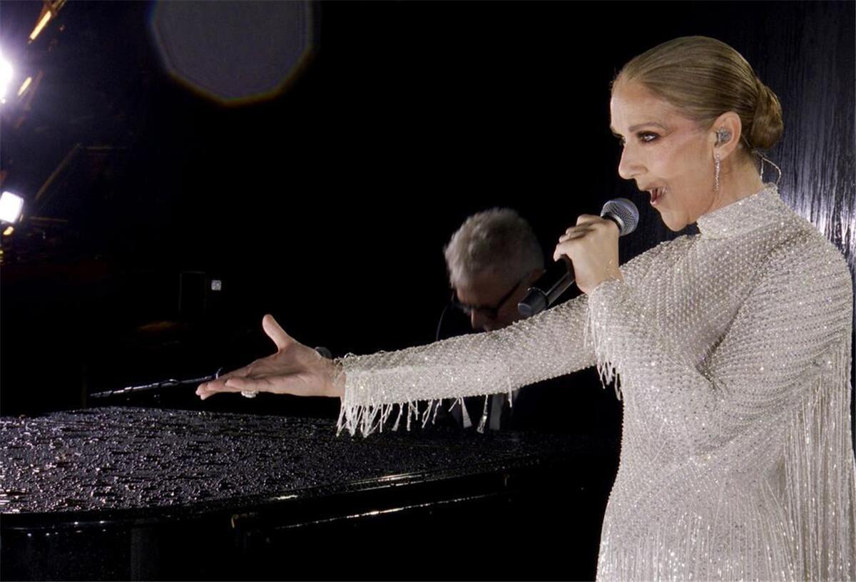 Weltbühne für Céline Dion - Star singt bei Olympia-Eröffnung Celine Dion feiert nach krankheitsbedingter Pause bei der Olympia-Eröffnungsfeier ihr Comeback