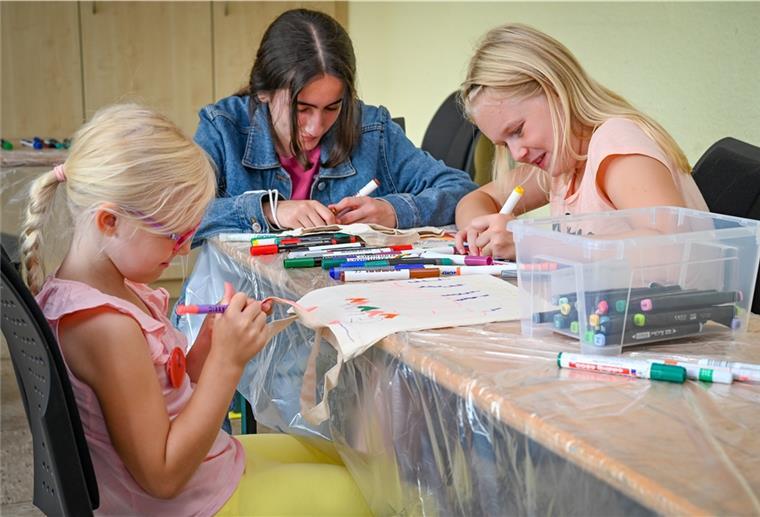 Bremerhaven: Für 300 Kinder startet der Ferienspaß Cellina (links) und Leonie (rechts) malen mit Betreuerin Barfin beim Ferienprogramm der Evangelischen Jugend in der Johannesgemeinde.