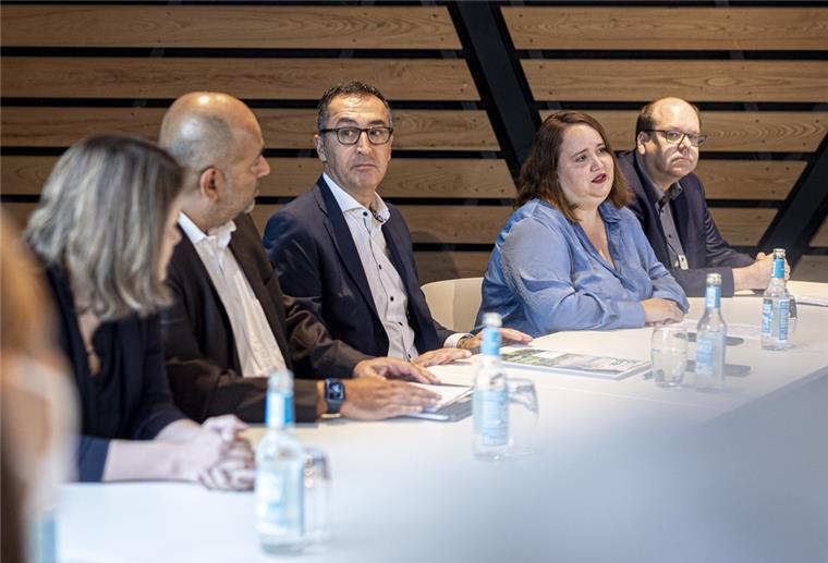 Landwirtschaftsminister Özdemir: "Mein Gemüse braucht Tiere" Julia Willie Hamburg, Omid Nouripour, Cem Özdemir, Ricarda Lang und Christian Meyer sitzen an einem Tisch.