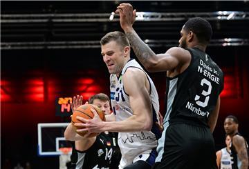 Center Robert Oehle (Mitte) steuerte zwölf Punkte und zehn Rebounds zum Erfolg in Nürnberg bei.
