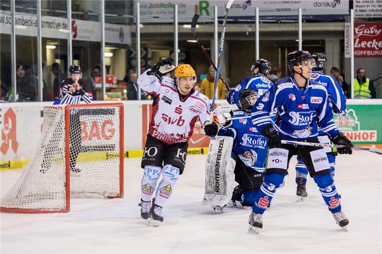 Sechs-Punkte-Wochenende für die Pinguins Chad Nehring jubelt. Er traf für die Fischtown Pinguins beim Sieg gegen die Straubing Tigers.