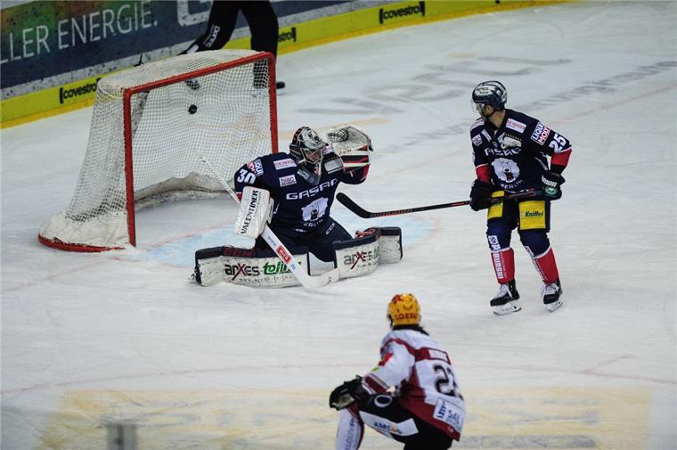 Chad Nehring (vorn) traf mit einem schönen Schuss zum 1:3 für die Fischtown Pinguins.