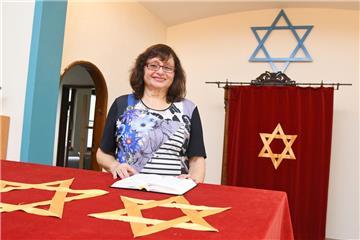 Chaja-Gitel Kan steht in der Synagoge der orthodoxen jüdischen Gemeinde im Blink-Viertel am Gebetstisch.