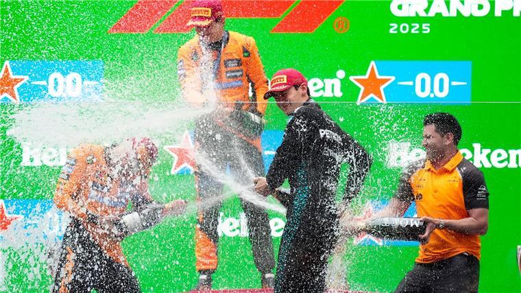 Verstappen von McLaren deklassiert: „Wir sind besorgt“ Champagner-Party ohne Verstappen: Die McLaren-Piloten Oscar Piastri und Lando Norris feiern mit Mercedes-Fahrer George Russell.