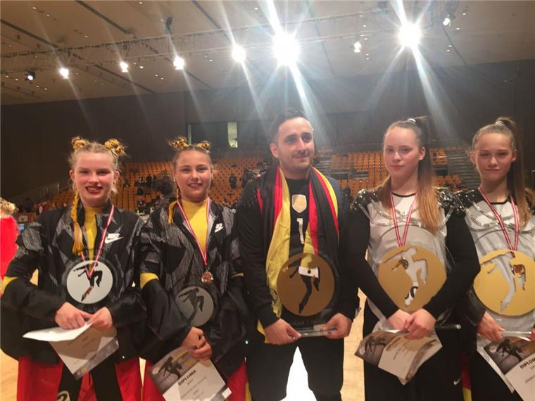HipHop: Zwei Weltmeister-Titel für Bremerhaven Champions unter sich: (von links) Leonie Brouwer-Pohlenz, Denise Meyer, Trainer Feriz Sula, Jolina Preiß und Rike Jürgens.