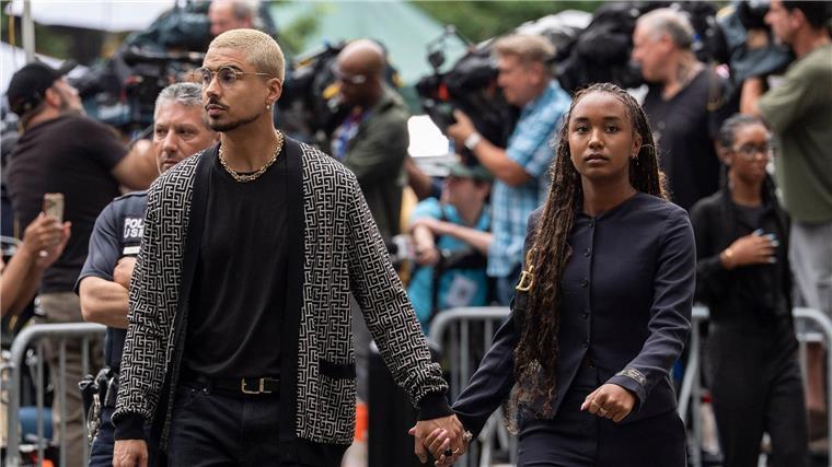 Sean„Diddy“ Combs bekommt am 3. Oktober seine Strafe Chance Combs (rechts) und Quincy Brown (links), Tochter und Sohn von Sean „Diddy“ Combs, kommen in New York am Gericht an.