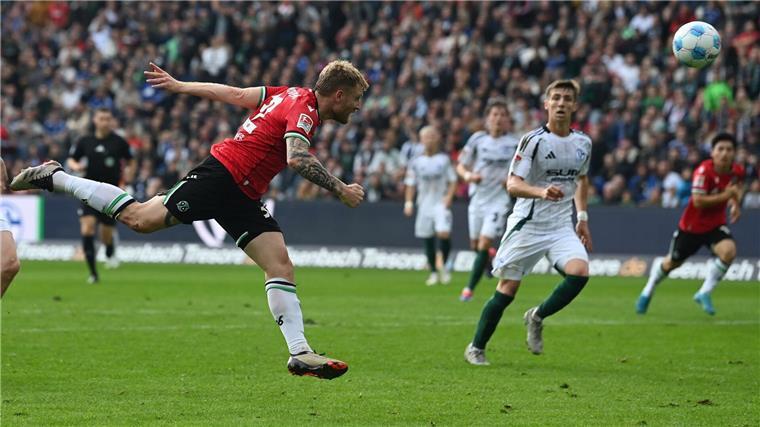 1:0 gegen Schalke: Hannover überzeugt nach Derby-Pleite Chance für Hannover: Andreas Voglsammer köpft den Ball auf das Schalker Tor.