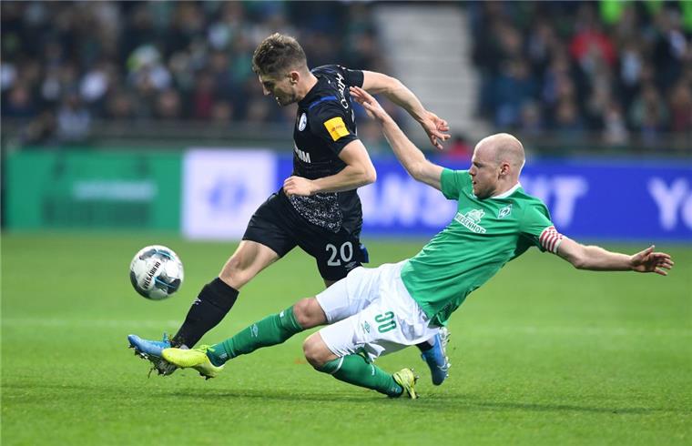 Werder wartet weiter auf einen Sieg Chancenlos: Werders Davy Klaassen (rechts) hat gegen Schalkes Jonjoe Kennyl das Nachsehen.