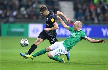 Chancenlos: Werders Davy Klaassen (rechts) hat gegen Schalkes Jonjoe Kennyl das Nachsehen. 