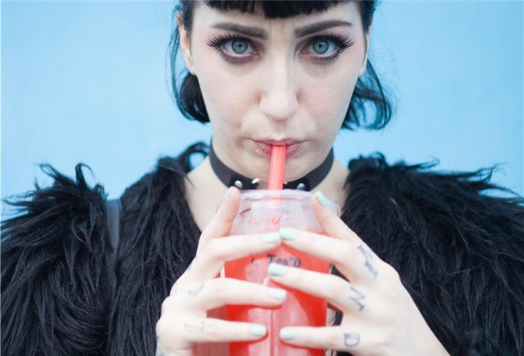 Das Revival des Bubble Tea Channi aus Bremerhaven genießt Bubble Tea.
