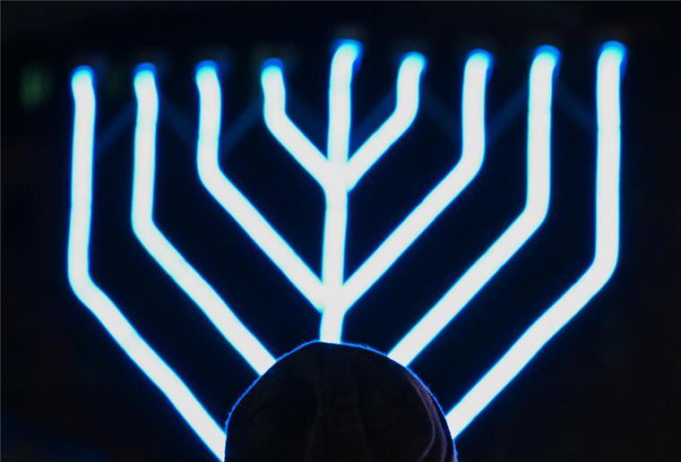 Jüdisches Lichterfest: Chanukka-Feierlichkeiten in Bremen und Bremerhaven Chanukka-Leuchter erhellt Bremer Marktplatz: Fünfte Kerze entzündet