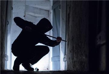 ARCHIV - 08.10.2016, NA, Rottweil: ILLUSTRATION - Ein "Einbrecher" hebelt mit einem Brecheisen eine Tür im Keller eines Wohnhauses auf (gestellte Szene). (zu dpa: «Männer springen auf Flucht vor Polizei aus dem dritten Stock») Foto: Silas Stein/dpa +++ dpa-Bildfunk +++