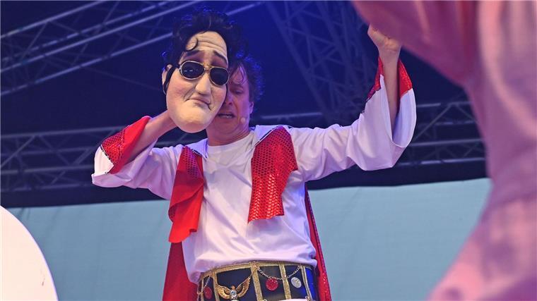 Charaktere wie Elvis Presley stehen im Musical „Tod auf dem Thron - Das Klosical“ auf der Bühne. 