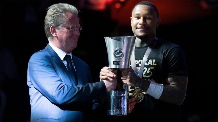 Keine Party für Herbert - MBC gewinnt Basketball-Pokal Charles Callison (r) feiert mit dem MBC den größten Erfolg seit 21 Jahren.