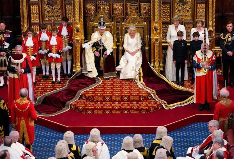 Nach Charles‘ Krebsdiagnose: William und Harry sind am Zug Charles III sitzt neben Camilla während der Eröffnung des Parlaments im Palace of Westminster.
