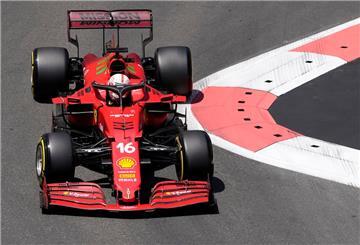 Charles Leclerc aus Monaco vom Team Scuderia Ferrari steuert sein Auto auf der Rennstrecke im Qualifying direkt auf die Pole Position.