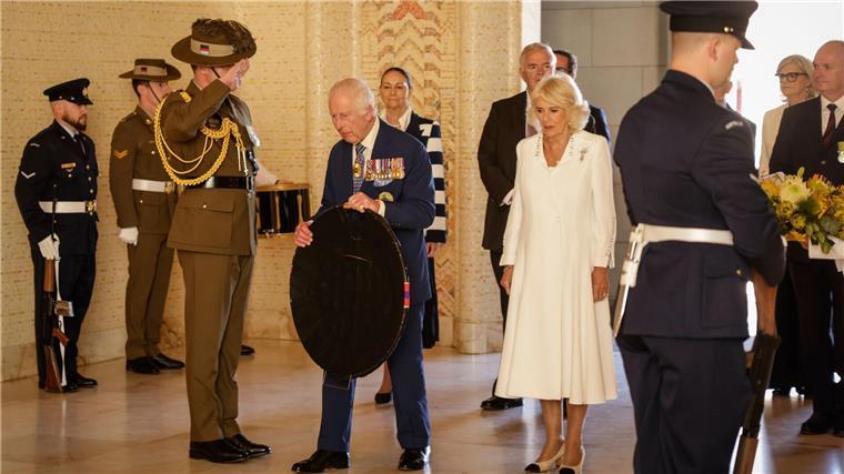 Protest gegen König Charles im australischen Parlament Charles und Camilla haben ihren Besuch in Canberra mit einer Kranzniederlegung begonnen.