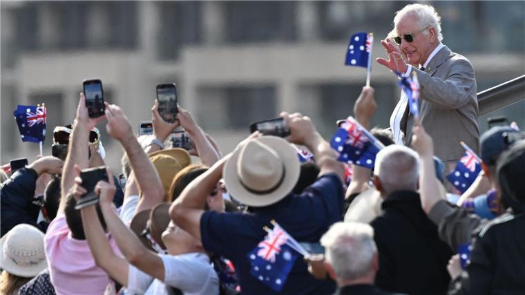 Nach Eklat: Charles trifft sich in Australien mit Indigenen Charles und Camilla nahmen am Opernhaus von Sydney ein Bad in der Menge.