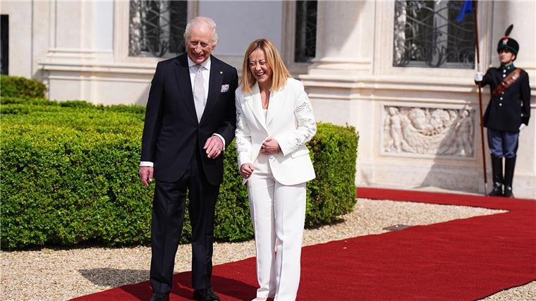 Im Hochzeitsoutfit: Royals feiern ihren 20. Hochzeitstag Charles und Italiens Regierungschefin Giorgia Meloni zeigten sich zusammen auf dem roten Teppich.