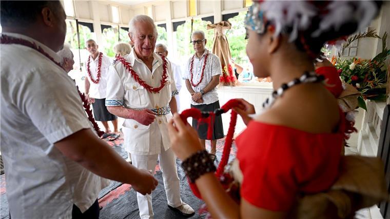 Ganz in Weiß: Charles und Camilla im Pazifikstaat Samoa Charles will in Samoa den Commonwealth-Gipfel eröffnen.