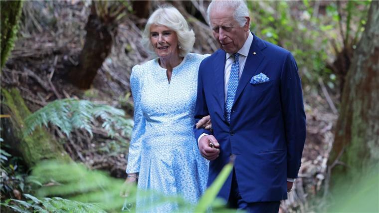 „Nicht mein König“: Protest gegen Charles in Australien Charles wird von seiner Frau Königin Camilla begleitet.