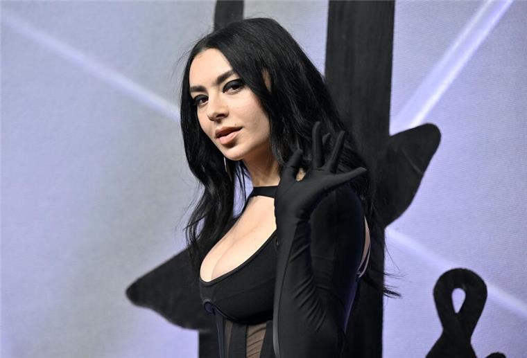 Charli XCX hat sich für eine neue Remix-Version ihres Songs „Guess“ mit der amerikanischen Singer-Songwriterin Billie Eilish zusammengetan. (Archivfoto)