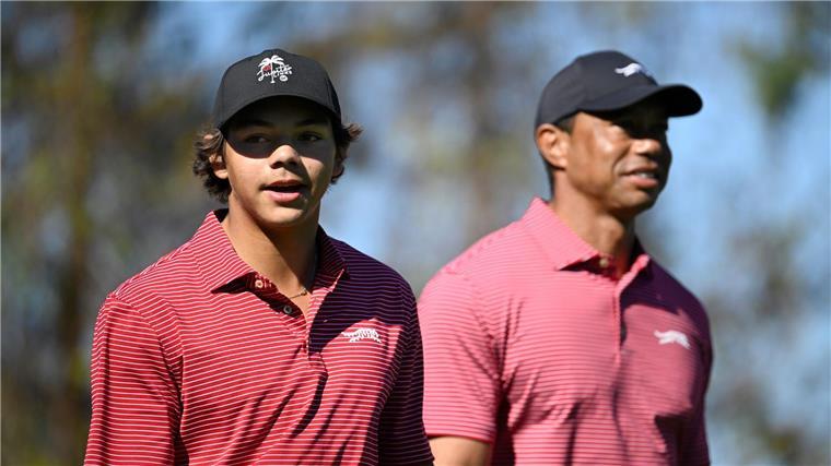 Charlie Woods (l) und sein Vater Tiger Woods beim Turnier in Orlando.