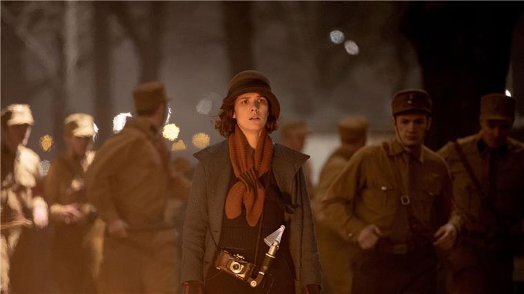 Charlotte Ritter (Liv Lisa Fries) kann nicht fassen, was um sie herum passiert.