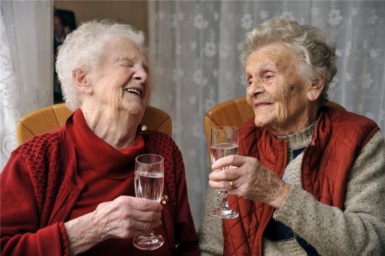 Doppelter 95. Geburtstag in Hagen: Geschwisterliebe im Herzen Charlotte Schumann feiert mit ihrer Zwillingsschwester Elisabeth Hemmann (links) den 95. Geburtstag. . Foto Scheschonka