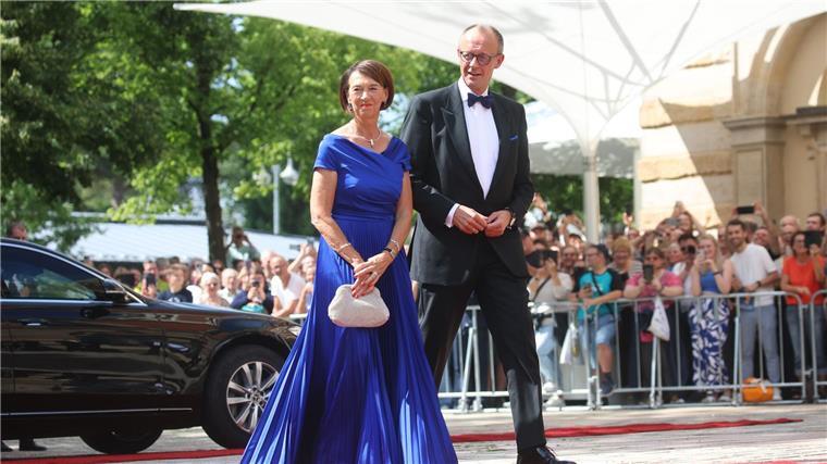 Roter Teppich für die Politik - Bayreuth-Start nach Gewitter Charlotte und Friedrich Merz bei ihrer Ankunft.
