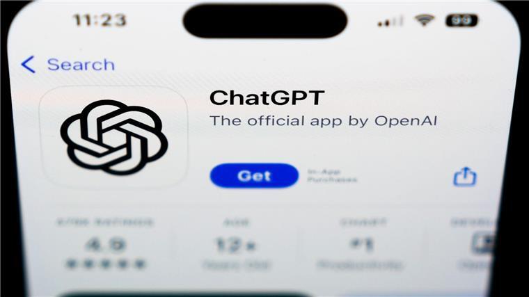 Neues ChatGPT führt Unterhaltungen - und singt ChatGPT-App auf einem Smartphone. Die Software kann jetzt mit den Benutzern sprachlich interagieren.