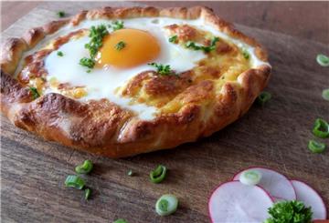 Chatschapuri ist eine georgische Spezialität und besteht hauptsächlich aus Käse, Käse und Käse.