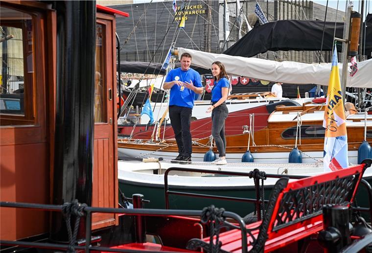 Ein Mann und eine Frau auf einem Schiff.