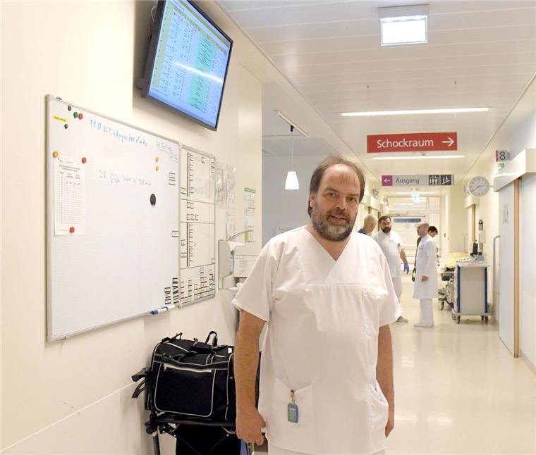 Überfüllte Notaufnahme: Gewalt gegen Ärzte im Klinikum Reinkenheide nimmt zu Chefarzt Jörg Fierlings zeigt den Monitor für den Rettungsdienst (oben links). Auf einem zweiten Gerät sollen jetzt Wartezeiten für Patienten erklärt werden.