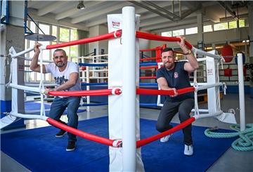 Cheftrainer Mohamad Zaher (links) und der Vorsitzende Marco Blome vom Weser-Boxring Bremerhaven freuen sich auf den anstehenden Kampftag am 3. Oktober.
