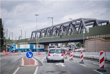 Cherbourger Straße/Langener Landstraße: Einspurig fließt der Verkehr etwas langsamer als üblich zwischen Bremerhaven Innenstadt Richtung Langen und in umgekehrter Richtung.