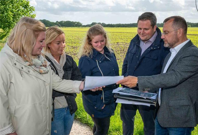 Wo sich die Dorfjugend ihr eigenes Baugebiet organisiert Chiara Bürgerhoff, Lisa Witting, Ricarda Kathen und Lukas Haack (v. li.) gehören zu der Gruppe von jungen Leuten, die in Bramel bauen wollen. IDB-Prokurist Alexander Thorau zeigt ihnen die Pläne des Geländes hinter ihnen. Foto Scheschonka