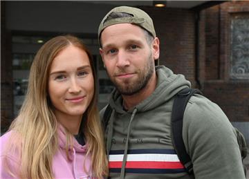 Chiara L. und Kevin H. stehen bei ihrer Ankunft in Oldenburg vor dem Hauptbahnhof. Durch die Pleite des Reiseanbieters Thomas Cook mussten sie ihr Hotel vor Ort bezahlen.