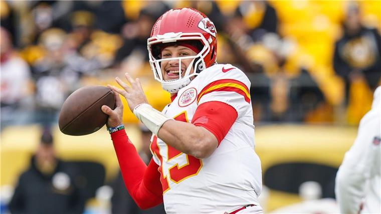 Quarterback-Star läuft bei Netflix-NFL-Premiere zu Rekord Chiefs-Quarterback Patrick Mahomes verbringt Weihnachten mit einem Football.