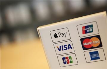 China: Ein Apple Pay Service Logo wird zusammen mit anderen wichtigen Logos für Zahlungsdienste an einer Kasse in einem Apple Store angezeigt.