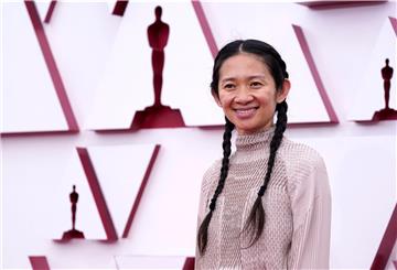 Chloé Zhao, Regisseurin, empfängt bei der 93. Verleihung der Academy Awards in der Union Station in Los Angeles ihren Oscar persönlich.