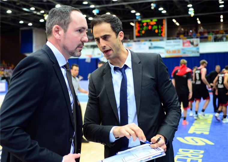 Chris Harris (rechts) wird auch in der kommenden Saison an der Seite von Eisbären-Cheftrainer Sebastian Machowski wirken. Foto Scheer