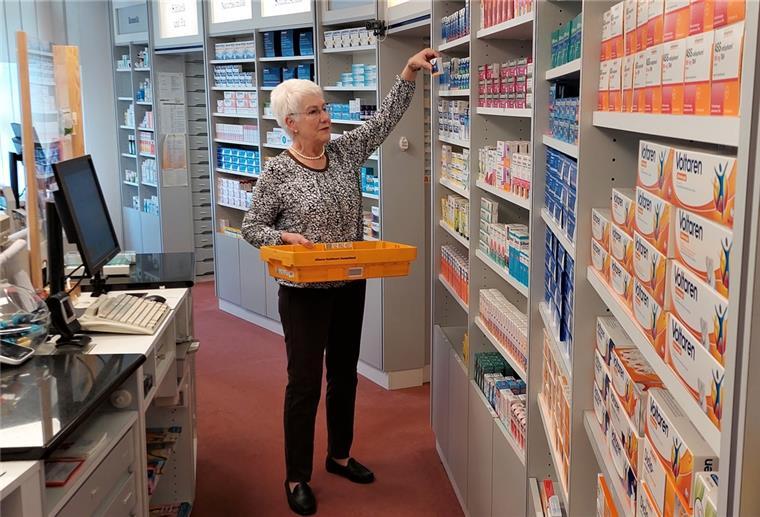 Schließung: Kein Nachfolger für Apotheke im alten Feld in Beers Apothekerin an der Regalwand