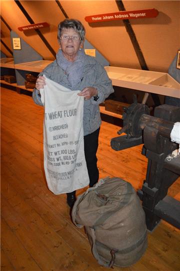 Christa Burmeister mit einem Ausstellungsstück in Händen.