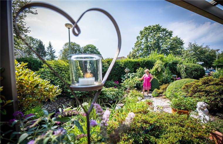 Bremerhavens Gärten bleiben auch ohne Blumenschmuck-Wettbewerb schön Christa Krüß, Mitglied beim Grünen Kreis. Ihr Garten in der Behringstraße mit Gartenteich wird auch ohne Preis liebevoll gepflegt.