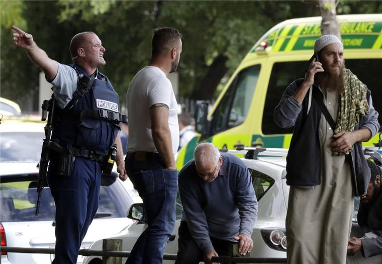 Tote nach Attacken auf Moscheen in Neuseeland Christchurch: Ein Polizist versucht den Bereich nahe einer Moschee zu räumen.