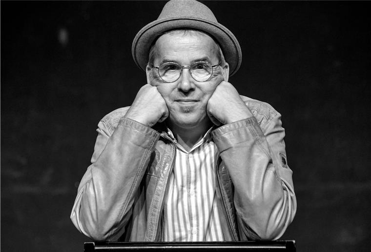 Cuxhaven: Kindermusical-Autor Christian Berg (55) ist tot Christian Berg, Theatermacher und Autor aus Cuxhaven, sitzt auf einer Bühne.