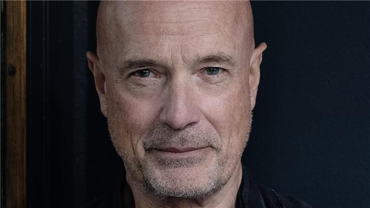 „Sputnik“: Schauspieler Christian Berkel veröffentlicht nächsten Familienroman Ein Mann mit Glatze und Dreitagebart blickt in die Kamera.